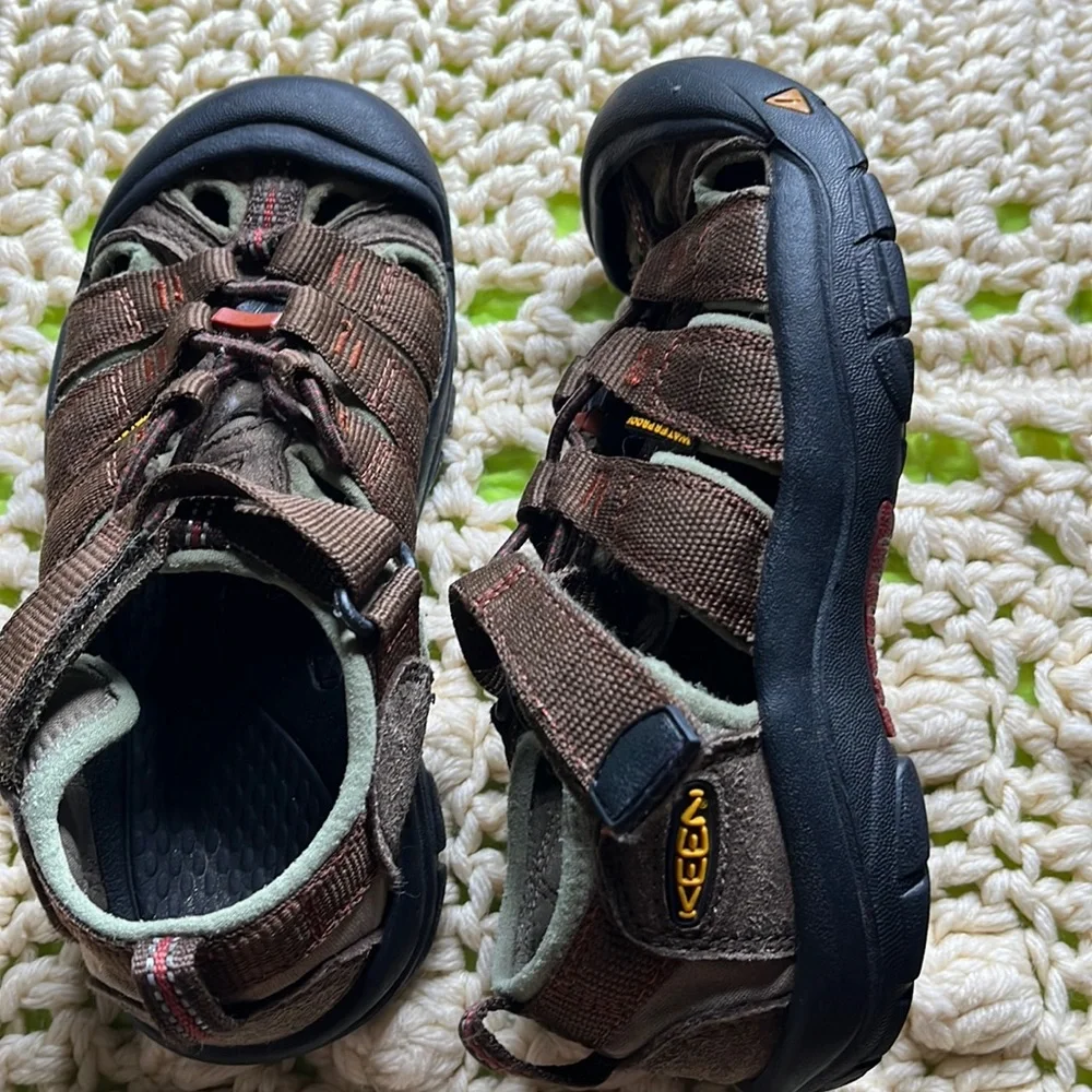 Keen-Newport Sandal waterproof suede accents rubber sole